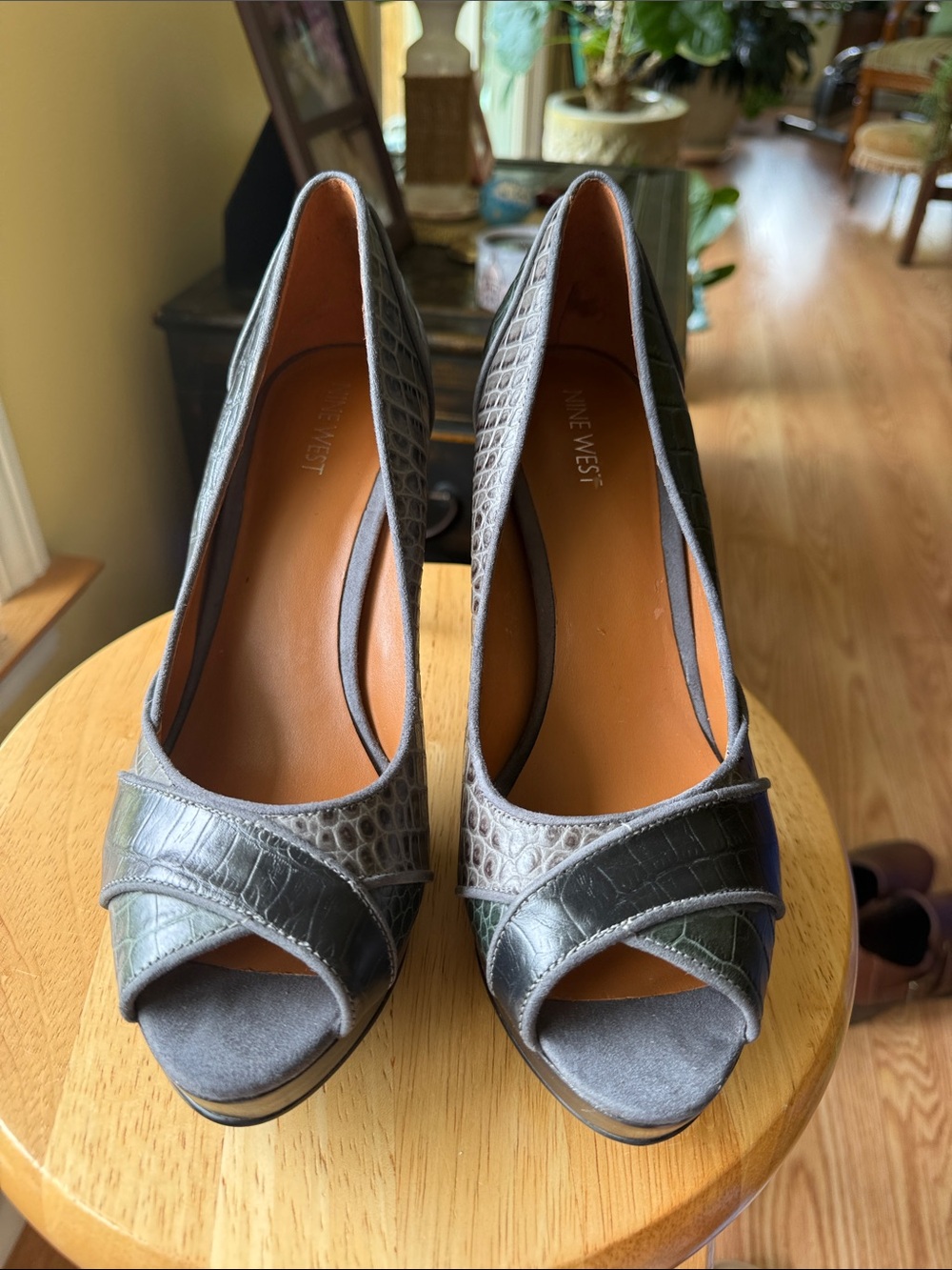 Nine West Croc Embossed Leather Peep Toe Platform Heels Olive Green sz 10